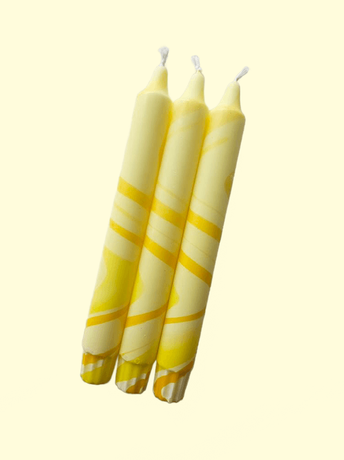 Hovedbilde HÅNDLAGET STEARINLYS – Gul spiral – Mrs. Miccio