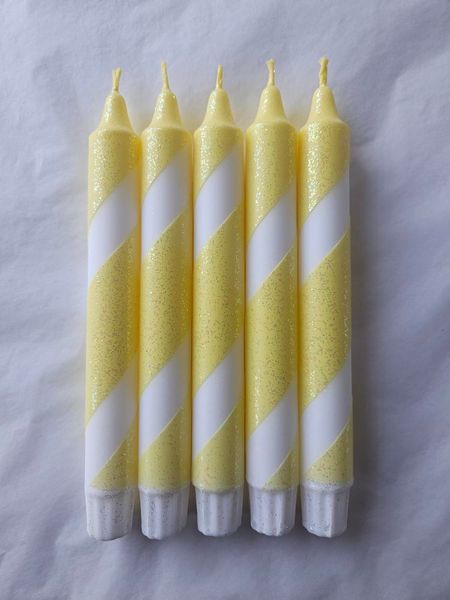 Hovedbilde HÅNDLAGET STEARINLYS – Hvit & gul spiral med glitter ...