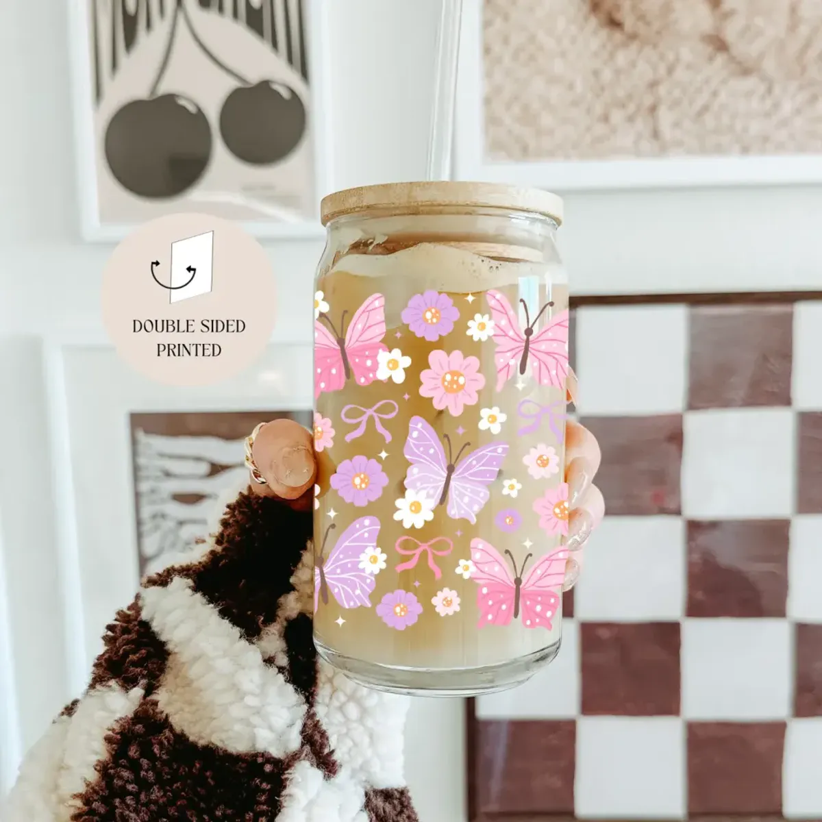 DRIKKEGLASS MED LOKK OG SUGERØR – Rosa Sommerfugler – The Cute Cloud