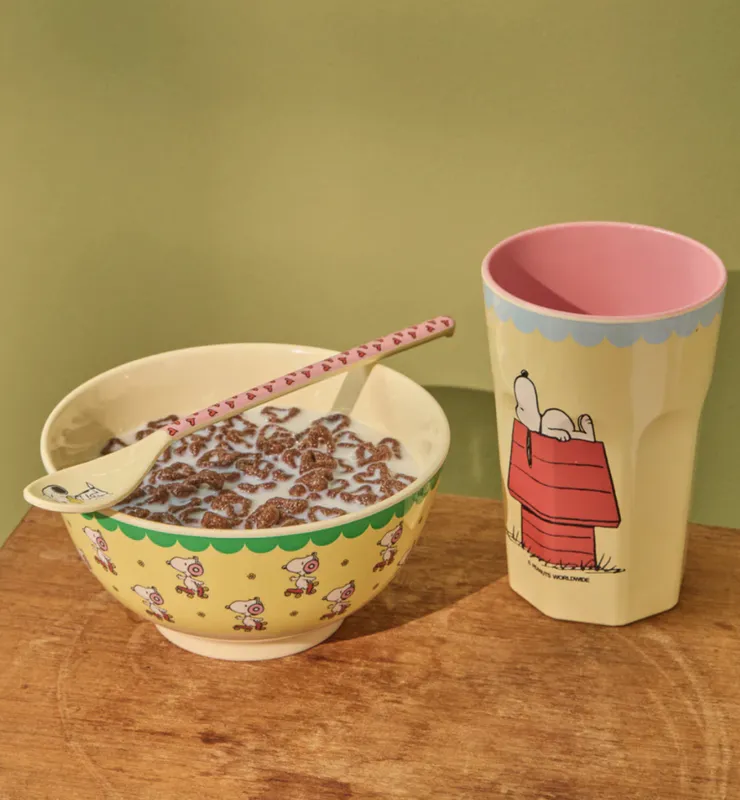 HØY KOPP – Krem Snoopy Print – Rice x Peanuts