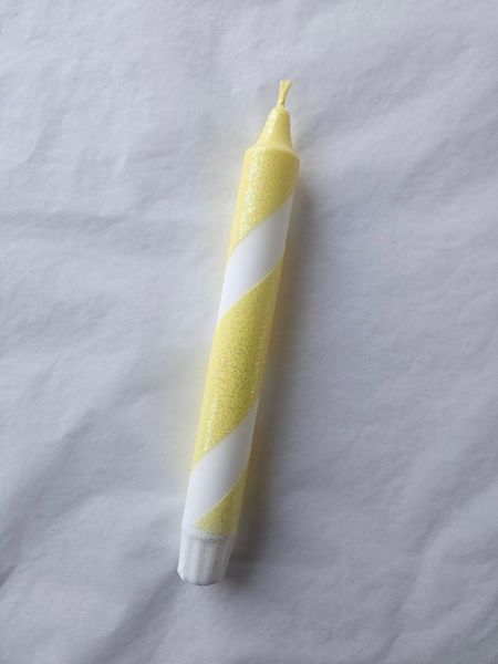 Hovedbilde HÅNDLAGET STEARINLYS – Hvit & gul spiral med glitter ...