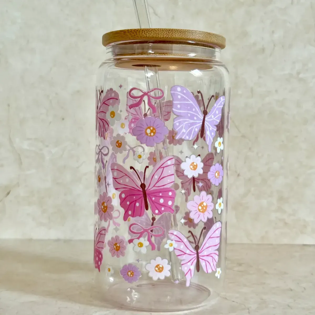 DRIKKEGLASS MED LOKK OG SUGERØR – Rosa Sommerfugler – The Cute Cloud