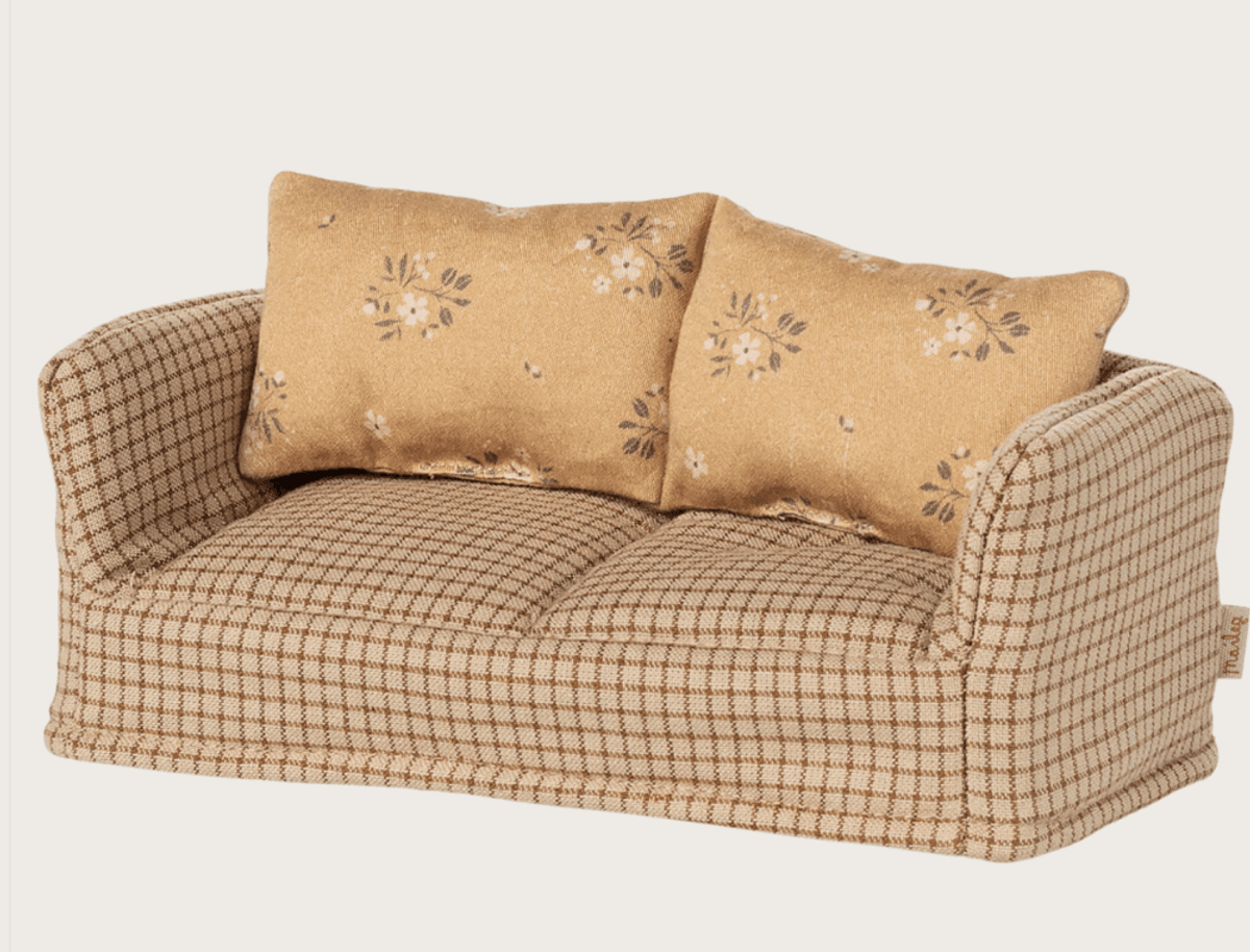 SOFA TIL MUSENE – Rutet med blomstrete puter – Maileg