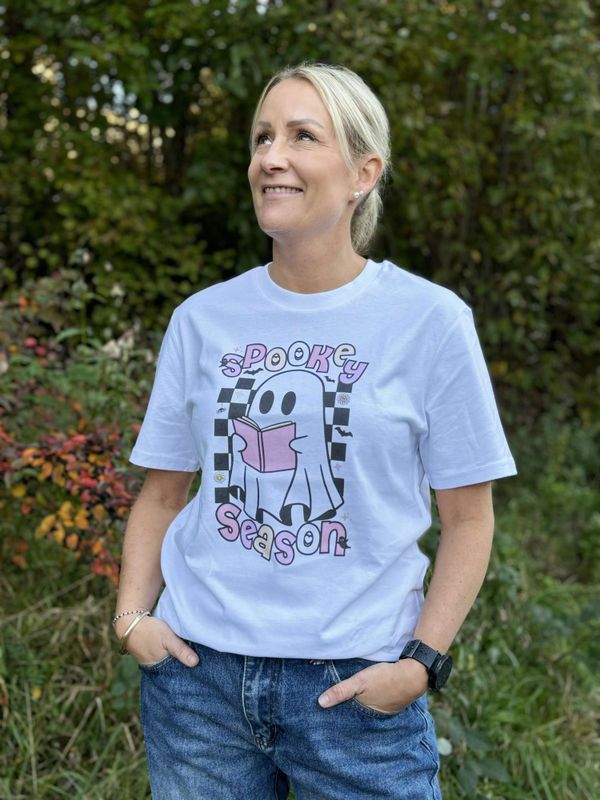 T-SKJORTE – Spooky Season – Medium Fit – Festligetrykk