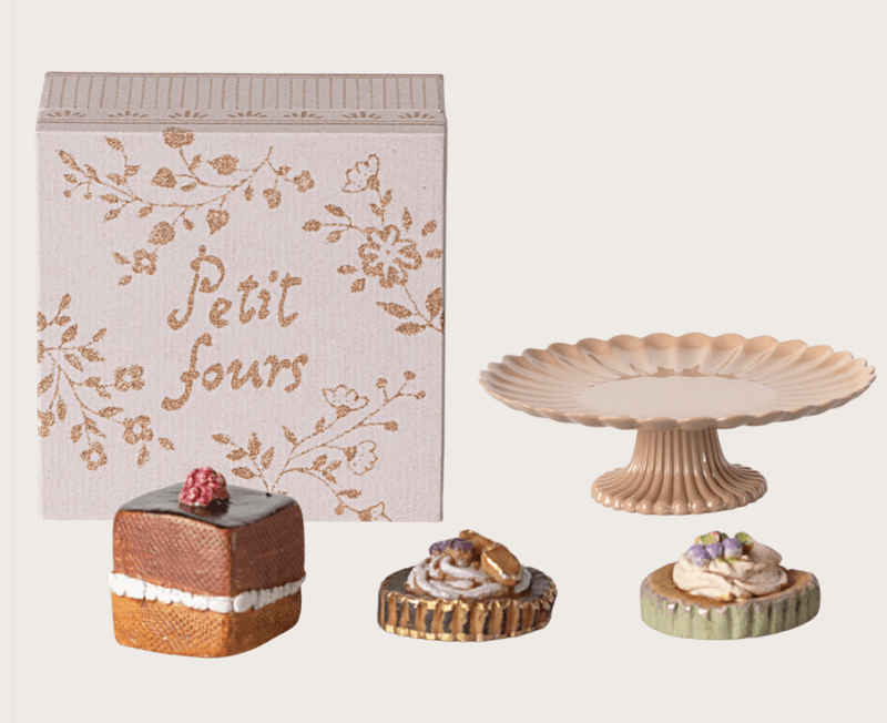 KAKEFAT MED KAKER – Rosa fat med 3 små kaker – Maileg