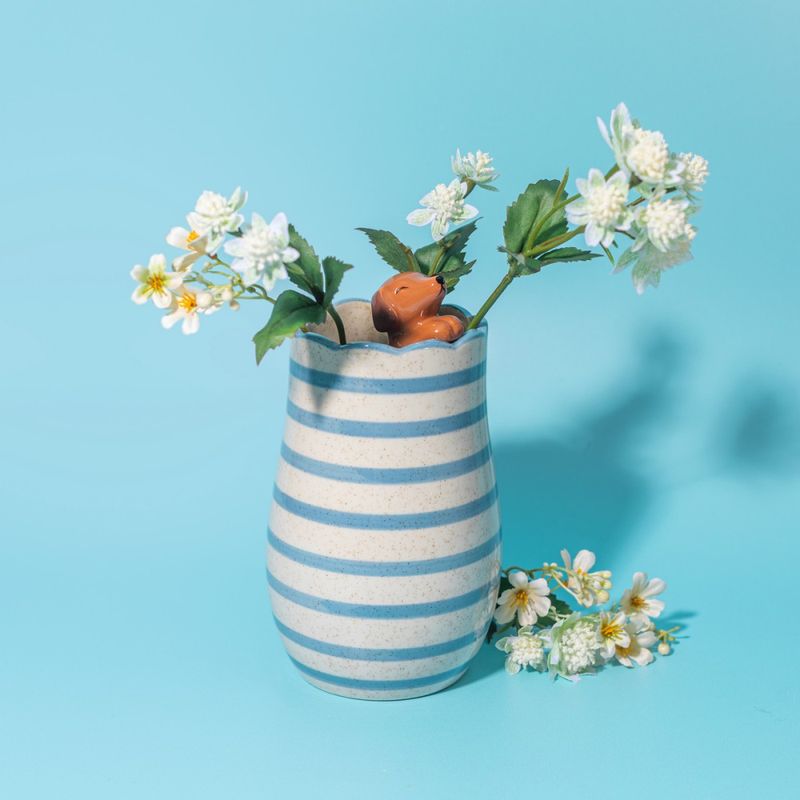 VASE – Dachshund på kanten – Blå striper – Sass & Belle