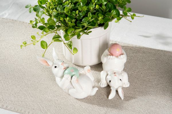 Hovedbilde PÅSKEPYNT – Kanin med pastellfarget egg – Alot