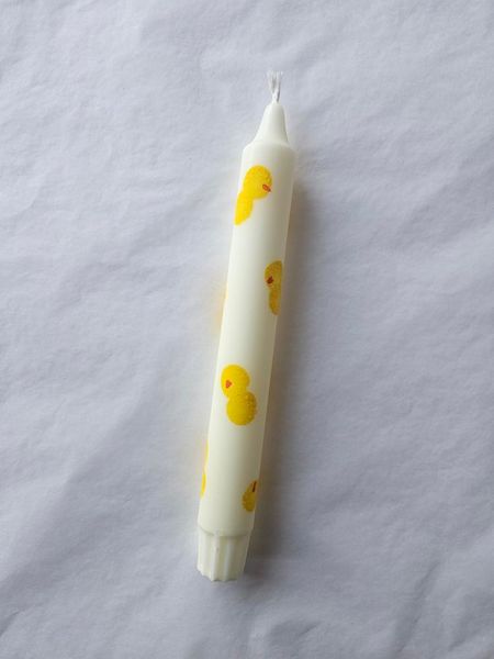 Hovedbilde HÅNDLAGET STEARINLYS – Hvitt med påskekyllinger ...