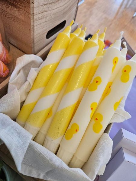 Hovedbilde HÅNDLAGET STEARINLYS – Hvitt med påskekyllinger ...