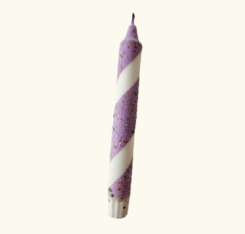 HÅNDLAGET STEARINLYS – Lilla & hvit spiral – Mrs. Miccio