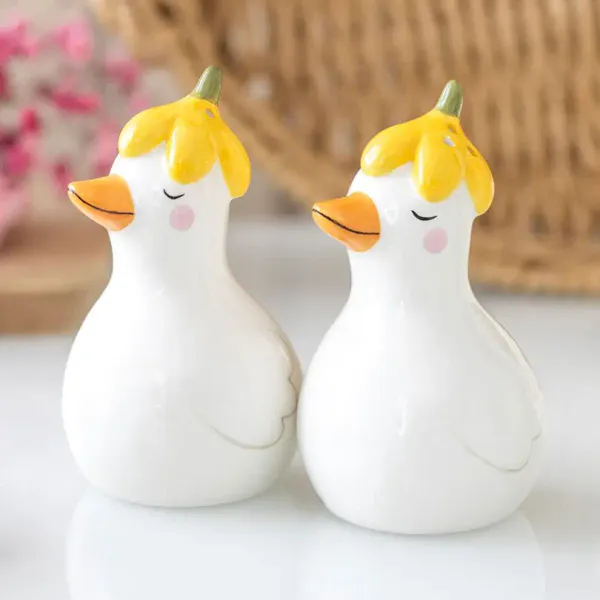 Hovedbilde SALT- OG PEPPERSETT – Ender med blomsterhatt – ...