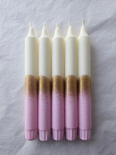 Hovedbilde HÅNDLAGET STEARINLYS – Hvitt og rosa med gullglitter ...