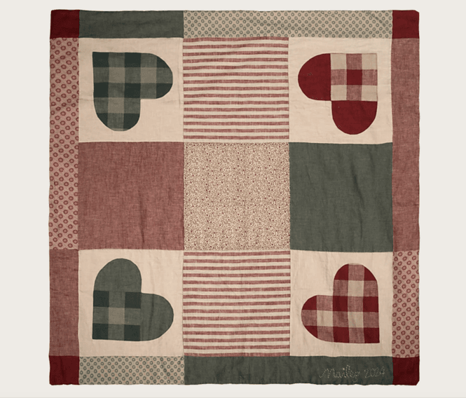 Hovedbilde JULETRETEPPE – Patchwork med hjerter – Maileg