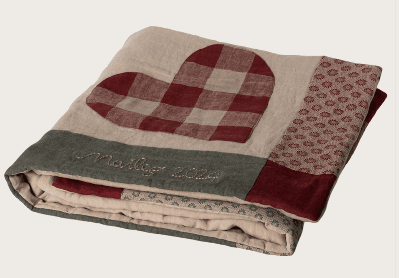 JULETRETEPPE – Patchwork med hjerter – Maileg